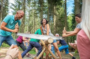 Beim perfekten Stammtischausflug am Wildsaufest die Gruppengaudi am Baumkronenweg bestreiten